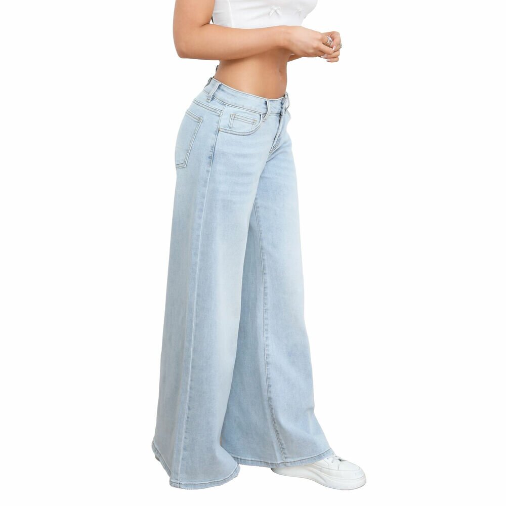 Laisvo kirpimo (relaxed fit) šviesiai mėlyni džinsai